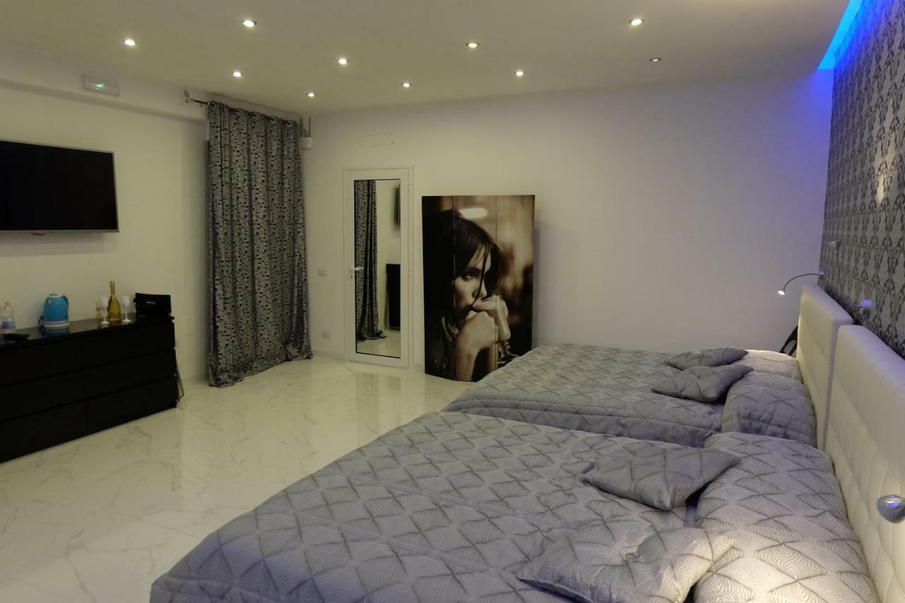 White Room Idromassaggio Su Richiesta نابولي المظهر الخارجي الصورة