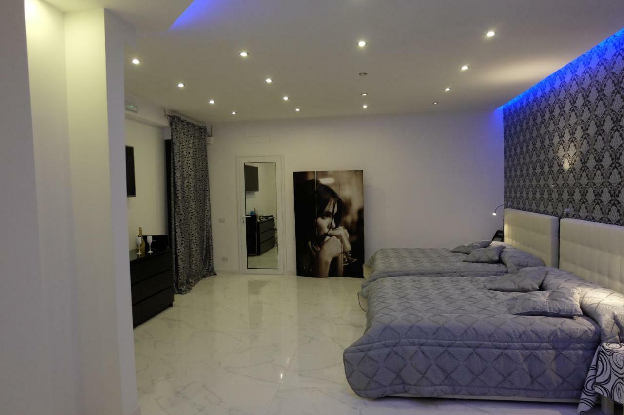 White Room Idromassaggio Su Richiesta نابولي المظهر الخارجي الصورة